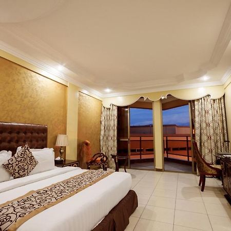 Beatrice Hotel Киншаса Екстериор снимка