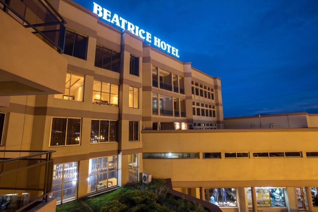 Beatrice Hotel Киншаса Екстериор снимка